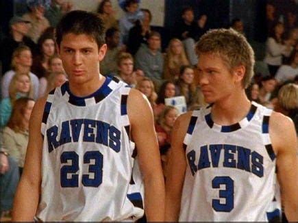 One Tree Hill: A Teen Drama Filled With Basketball Dreams and Unlikely Romance!